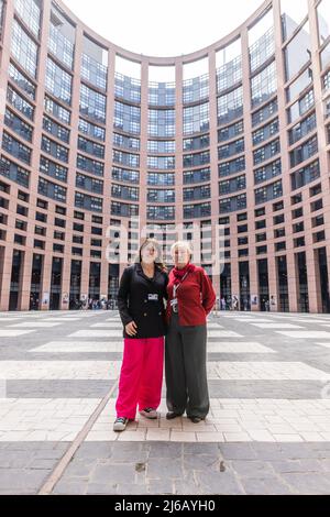 Strasburg, Francia. 29th Apr 2022. 29 aprile 2022, Francia, Straßburg: Antonia Kieper di Colonia (l) e Wiktoria Tyszka-Ulezalka di Poznan (r) si trovano in un edificio del Parlamento europeo. Le due donne partecipano alla conferenza sul futuro dell'Europa. (Al dpa: "Nuovo inizio o lavoro autonomo? Conferenza europea entra in finale') Foto: Philipp von Ditfurth/dpa Credit: dpa Picture Alliance/Alamy Live News Foto Stock