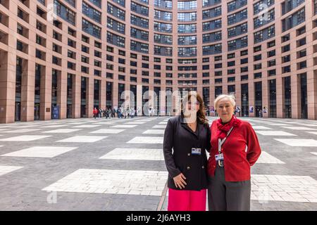 Strasburg, Francia. 29th Apr 2022. 29 aprile 2022, Francia, Straßburg: Antonia Kieper di Colonia (l) e Wiktoria Tyszka-Ulezalka di Poznan (r) si trovano in un edificio del Parlamento europeo. Le due donne partecipano alla conferenza sul futuro dell'Europa. (Al dpa: "Nuovo inizio o lavoro autonomo? Conferenza europea entra in finale') Foto: Philipp von Ditfurth/dpa Credit: dpa Picture Alliance/Alamy Live News Foto Stock