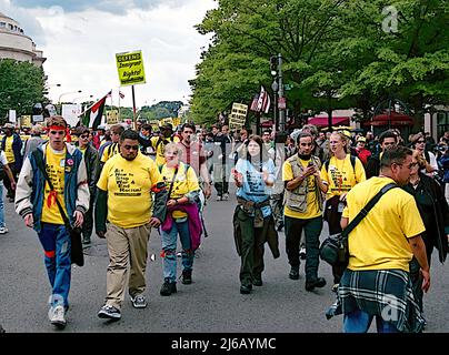 WASHINGTON DC - 20 APRILE 2002Immigration marzo di protesta dei diritti a Washington DC. Al 14th e Penn Ave. NW Freedom plaza. Credito: Mark Reinstein/MediaPunch Foto Stock