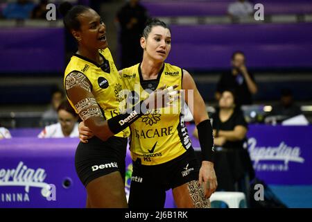 DF - Belo Horizonte - 04/29/2022 - SUPERLIGA FEMMINILE 2021/2022 FINALE, MINAS X PRAIA CLUBE - Praia Clube il giocatore Tainara celebra un punto durante una partita contro Minas Volei al Nilson Nelson Gymnasium per la Superliga femminile 2021/2022. Foto: Mateus Bonomi/AGIF/Sipa USA Foto Stock