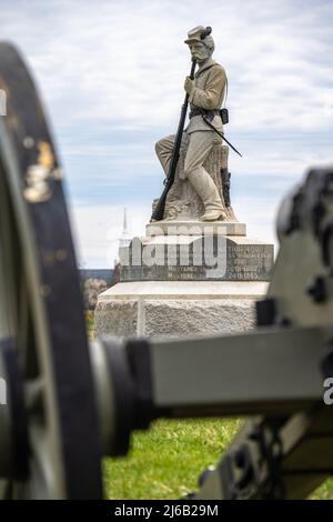 Cannone da campo di battaglia di Gettysburg e monumento alla Fanteria della Pennsylvania del 149th (Regiment Bucktail Brigade del 1st) al Gettysburg National Military Park. Foto Stock