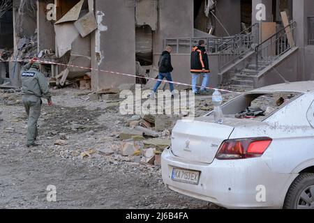 Kiev, Ucraina. 29th Apr 2022. I residenti vanno nelle loro case per ispezionare le conseguenze dell'attacco di sgranatura russo. Gli edifici residenziali nel centro di Kiev sono stati colpiti dagli attacchi missilistici russi. La capitale Ucraina è stata sottoposta ad attacchi missilistici regolari da quando la Russia ha invaso il 24th febbraio 2022. Credit: SOPA Images Limited/Alamy Live News Foto Stock