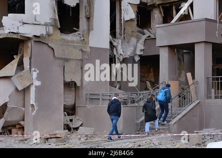 Kiev, Ucraina. 29th Apr 2022. I residenti vanno nelle loro case per ispezionare le conseguenze dell'attacco di sgranatura russo. Gli edifici residenziali nel centro di Kiev sono stati colpiti dagli attacchi missilistici russi. La capitale Ucraina è stata sottoposta ad attacchi missilistici regolari da quando la Russia ha invaso il 24th febbraio 2022. Credit: SOPA Images Limited/Alamy Live News Foto Stock