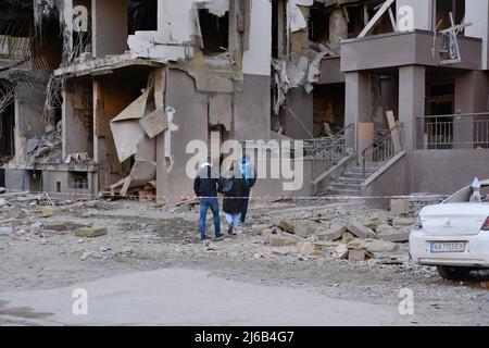 Kiev, Ucraina. 29th Apr 2022. I residenti vanno nelle loro case per ispezionare le conseguenze dell'attacco di sgranatura russo. Gli edifici residenziali nel centro di Kiev sono stati colpiti dagli attacchi missilistici russi. La capitale Ucraina è stata sottoposta ad attacchi missilistici regolari da quando la Russia ha invaso il 24th febbraio 2022. Credit: SOPA Images Limited/Alamy Live News Foto Stock