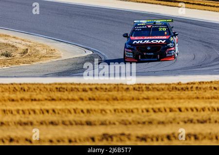 Perth, Australia. 30th Apr 2022. 30th Aprile 2022: Wanneroo Raceway, Perth, Australia Occidentale; 2022 Buntings Trade Perth Sufecars Motor Racing: Numero 20 Hino Racing car pilotata da Scott Pye durante la pratica 1 al Perth Supercars Credit: Action Plus Sports Images/Alamy Live News Foto Stock