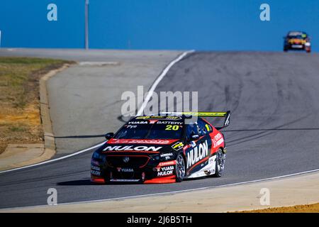 Perth, Australia. 30th Apr 2022. 30th Aprile 2022: Wanneroo Raceway, Perth, Australia Occidentale; 2022 Buntings Trade Perth Sufecars Motor Racing: Numero 20 Hino Racing car pilotata da Scott Pye durante la pratica 1 al Perth Supercars Credit: Action Plus Sports Images/Alamy Live News Foto Stock