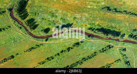 Fiume tortuoso in un campo vista aerea. Immagine panoramica lunga Foto Stock