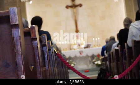 Nazareth, Israele, 22 aprile 2022: L'interno della Chiesa di San Giuseppe nella città vecchia di Nazareth in Israele. La Chiesa di San Giuseppe è un romano francescano Foto Stock