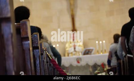 Nazareth, Israele, 22 aprile 2022: L'interno della Chiesa di San Giuseppe nella città vecchia di Nazareth in Israele. La Chiesa di San Giuseppe è un romano francescano Foto Stock