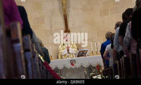 Nazareth, Israele, 22 aprile 2022: L'interno della Chiesa di San Giuseppe nella città vecchia di Nazareth in Israele. La Chiesa di San Giuseppe è un romano francescano Foto Stock