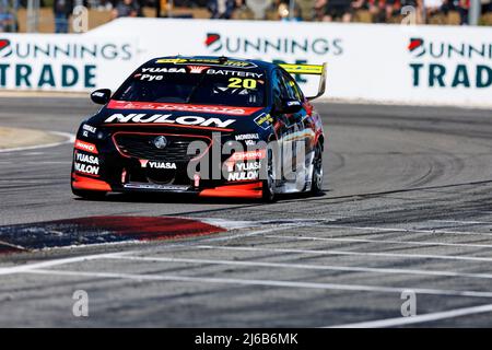 Perth, Australia. 30th Apr 2022. 30th Aprile 2022: Wanneroo Raceway, Perth, Australia Occidentale; 2022 Buntings Trade Perth Sufecars Motor Racing: Numero 20 Hino Racing car pilotata da Scott Pye durante la pratica 2 al Perth Supercars Credit: Action Plus Sports Images/Alamy Live News Foto Stock