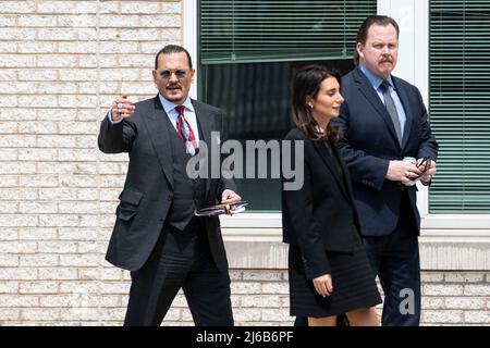 L'attore Johnny Depp ondeggia verso i fan fuori dal tribunale della contea di Fairfax durante il caso di diffamazione portato da Depp contro la sua ex moglie Amber Heard, a Fairfax, V.A., mercoledì 27 aprile, 2022. Foto di Sarah Silbiger/CNP/ABACAPRESS.COM Foto Stock