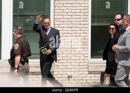 L'attore Johnny Depp ondeggia verso i fan fuori dal tribunale della contea di Fairfax durante il caso di diffamazione portato da Depp contro la sua ex moglie Amber Heard, a Fairfax, V.A., mercoledì 27 aprile, 2022. Foto di Sarah Silbiger/CNP/ABACAPRESS.COM Foto Stock