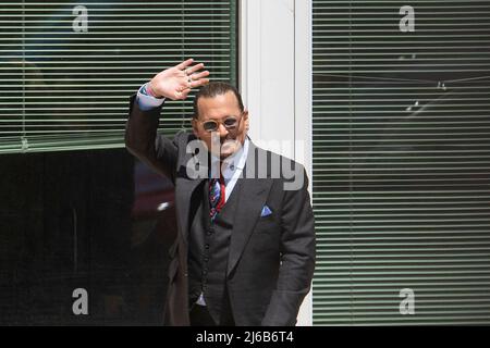 L'attore Johnny Depp ondeggia verso i fan fuori dal tribunale della contea di Fairfax durante il caso di diffamazione portato da Depp contro la sua ex moglie Amber Heard, a Fairfax, V.A., mercoledì 27 aprile, 2022. Foto di Sarah Silbiger/CNP/ABACAPRESS.COM Foto Stock