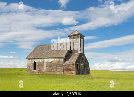Un incredibile pezzo di storia americana nella città fantasma di Arena. Una chiesa abbandonata e anche una scuola che cadono in rovina. Così pittoresco! Foto Stock