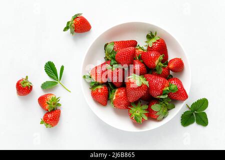 Fragola su sfondo bianco, vista dall'alto, piatto Foto Stock