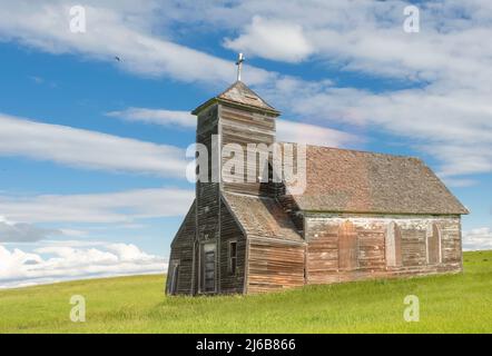 Un incredibile pezzo di storia americana nella città fantasma di Arena. Una chiesa abbandonata e anche una scuola che cadono in rovina. Così pittoresco! Foto Stock