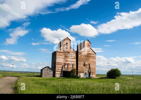 Un incredibile pezzo di storia americana nella città fantasma di Arena. Un elevatore del grano molto vecchio e abbandonato che cade in rovina nel bel mezzo del nulla Foto Stock