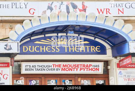 "The play That Goes Wrong" al Duchess Theatre di Londra, Inghilterra. Foto Stock