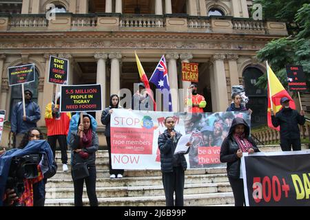Sydney, Australia. 30th aprile 2022. La comunità Tigray protesta fuori dal Municipio di Sydney contro il genocidio nella provincia etiope nord-orientale di Tigray. Credit: Richard Milnes/Alamy Live News Foto Stock