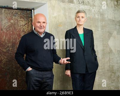 27 aprile 2022, Berlino: Christian Boros parla ai suoi visitatori presso la Boros Foundation Gemeinnützige GmbH, mentre sua moglie Karen si trova accanto a lui. Per il Gallery Weekend Berlin, la coppia presenta la nuova collezione del bunker. Foto: Annette Riedl/dpa Foto Stock