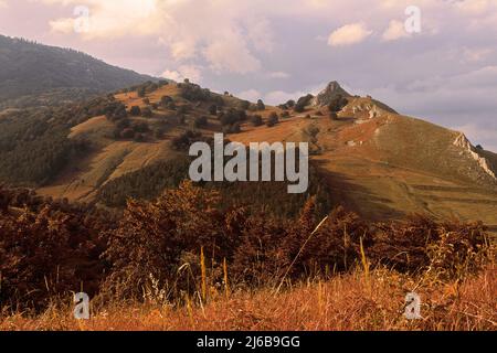 Colori arancio del tramonto sulle colline in Transilvania, Trascau montagne Foto Stock