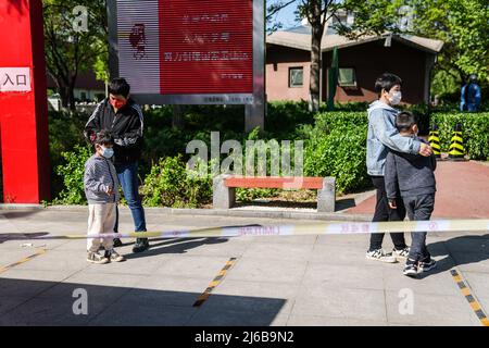 Pechino, Cina. 30th Apr 2022. (220430) -- PECHINO, 30 aprile 2022 (Xinhua) -- le persone si allineano per prendere i test di acido nucleico nel distretto di Daxing, Pechino, capitale della Cina, 30 aprile 2022. Molti distretti di Pechino il sabato hanno lanciato il terzo ciclo di test sugli acidi nucleici tra gli sforzi per contenere la recente ripresa dei casi COVID-19 in città. (Xinhua/Peng Ziyang) Credit: Xinhua/Alamy Live News Foto Stock