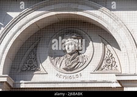 Dettaglio della pietra su Foreign, Commonwealth e Development Office Building Housing Government Departments, London, UK. Sir Joshua Reynolds, artista Foto Stock