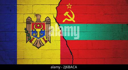 Muro di mattoni spaccati dipinto con una bandiera della Moldavia a sinistra e una bandiera della Transnistria a destra. Foto Stock