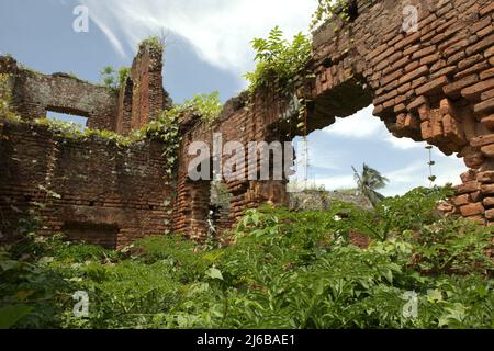 Le rovine di un antico palazzo costruito dalla dinastia di Bhanj (Mayur/Peacock) alla periferia di Tamluk nel Bengala Occidentale, India. Foto Stock