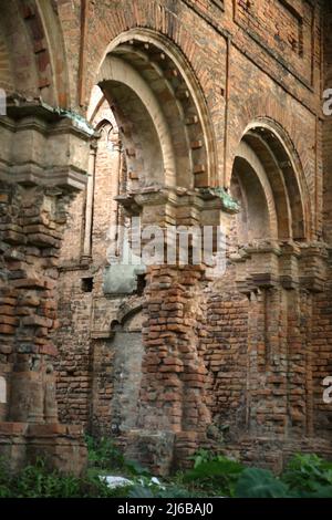 Le rovine di un antico palazzo costruito dalla dinastia di Bhanj (Mayur/Peacock) alla periferia di Tamluk nel Bengala Occidentale, India. Foto Stock