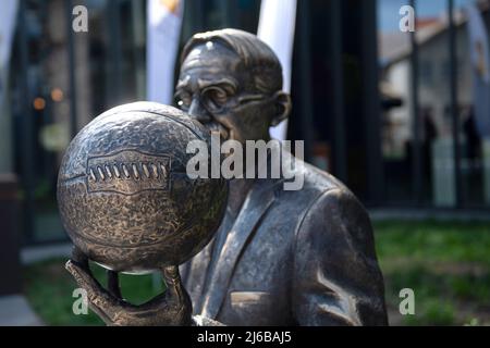 2022-04-22. 100 anni di pallacanestro lituana. Celebrazione a Kaunas. Monumento a James Naismith. Foto Stock