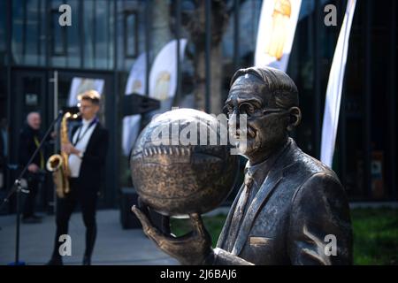 2022-04-22. 100 anni di pallacanestro lituana. Celebrazione a Kaunas. Monumento a James Naismith. Foto Stock