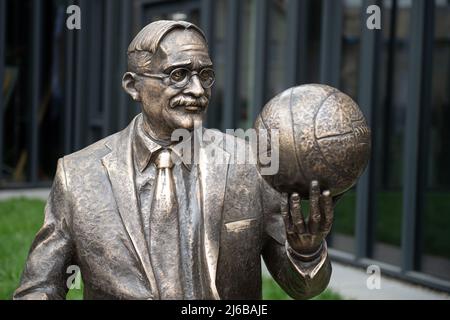 2022-04-22. 100 anni di pallacanestro lituana. Celebrazione a Kaunas. Monumento a James Naismith. Foto Stock