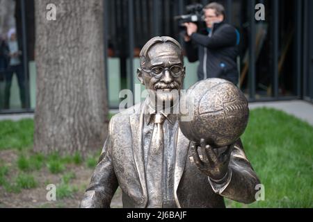 2022-04-22. 100 anni di pallacanestro lituana. Celebrazione a Kaunas. Monumento a James Naismith. Foto Stock