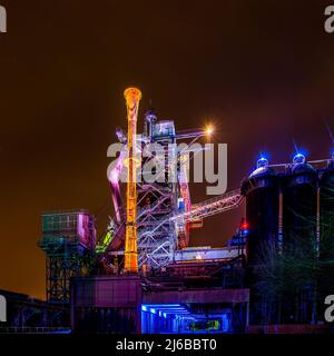 Costruzione in acciaio illuminato a Landschaftspark a duisburg, germania Foto Stock