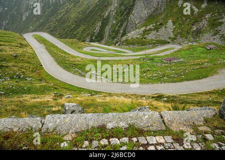 La strada si curva sul lato sud del Passo del San Gottardo, Cantone Ticino, Svizzera Foto Stock