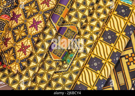 Abiti batik allegri e colorati che si trovano spesso in Indonesia. Molti turisti prendono questa casa come un souvenir Foto Stock