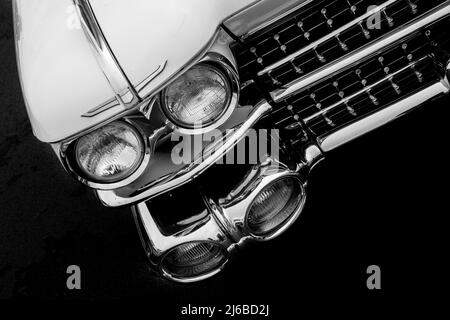 Vista frontale di una classica auto retrò americana. Chiaramente visibile è il cromato lucido e i grandi fari, uno spettacolo impressionante questa macchina muscolare Foto Stock