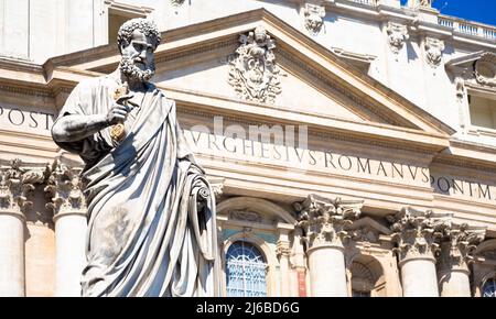 Particolare della statua di San Pietro situata di fronte all'ingresso della Cattedrale di San Pietro a Roma, Italia - Città del Vaticano Foto Stock