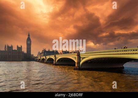 London Westminster con il Tamigi, il Palazzo di Westminster, il Parlamento, il Big ben, il Dusk drammatico cielo, Città di Westminster, Inghilterra Foto Stock