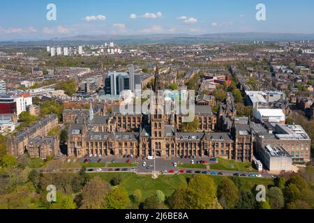 Vista aerea dal drone dell'Università di Glasgow a Gilmorehill a Glasgow, Scozia, Regno Unito Foto Stock