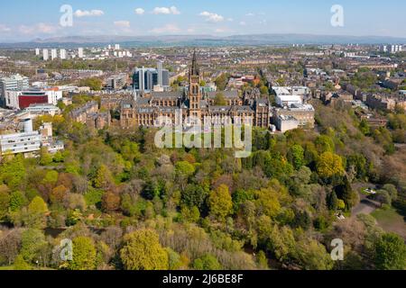 Vista aerea dal drone della Glasgow University e Kelvingrove Park a Glasgow, Scozia, Regno Unito Foto Stock