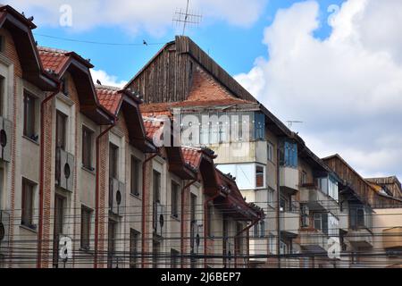 Suceava, una città nella regione di Bucovina, Romania: Blocchi di stile comunista nel centro Foto Stock