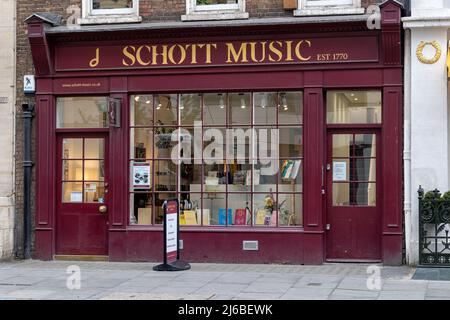 LONDRA, Regno Unito - 27 APRILE 2022: L'esterno del negozio di musica Schott a Great Marlborough Street, Mayfair Foto Stock