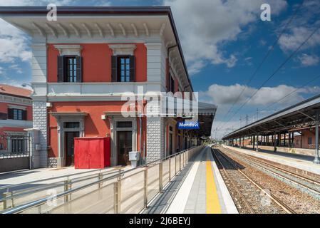 Mondovì, Italia - 29 aprile 2022: Vista interna della stazione ferroviaria di Mondovi sulle piattaforme ferroviarie Foto Stock