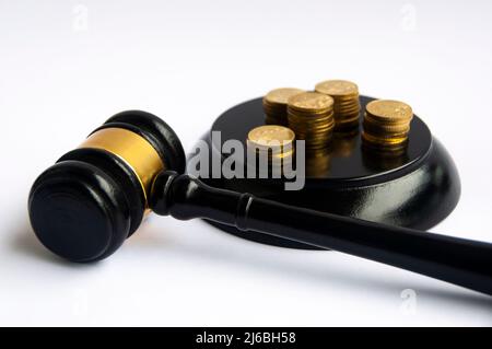 Gavel avvocato su copertina bianca con fondo in monete d'oro. Concetto di legge Foto Stock