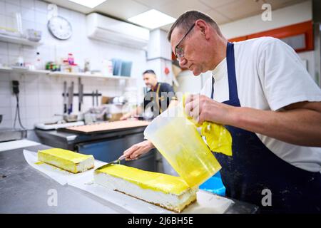 2022-04-30 11:00:03 L'AIA - in preparazione per la festa dello zucchero, le prelibatezze sono preparate al forno alla fine del Ramadan. Il mese del digiuno islamico è finito. I musulmani di tutto il mondo possono mangiare, bere e fumare di nuovo durante il giorno. Festeggiano la fine del digiuno con Eid al-Fitr, nota anche come la Festa dello zucchero. ANP PHIL NIJHUIS olanda out - belgio out Foto Stock