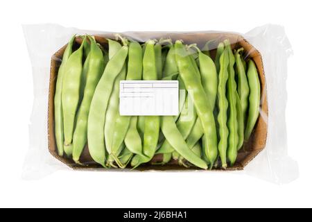 Fagioli verdi imballati ed etichettati su fondo bianco isolato Foto Stock