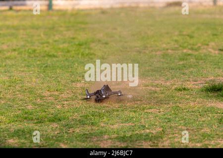 Drone che si schiantano a terra durante il volo Foto Stock